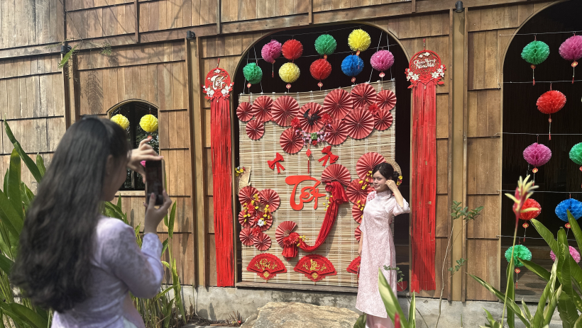 Giới trẻ T&acirc;y Ninh rộn r&agrave;ng diện &aacute;o d&agrave;i, &aacute;o b&agrave; ba chụp ảnh tết
