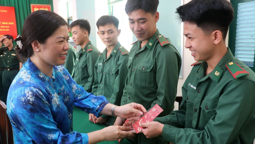 An Giang ch&uacute;c Tết v&agrave; tặng qu&agrave; c&aacute;n bộ, chiến sỹ tr&ecirc;n tuyến bi&ecirc;n giới T&acirc;y Nam