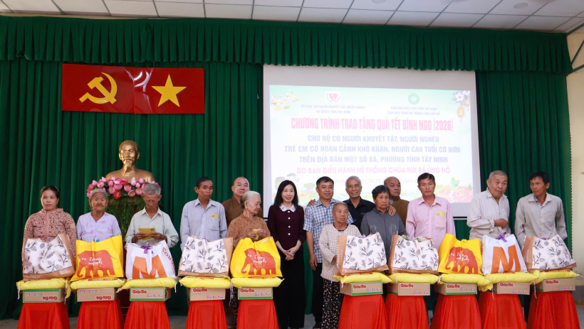 Tặng hơn 200 phần qu&agrave; tết cho người d&acirc;n phường Ninh Thạnh v&agrave; B&igrave;nh Minh