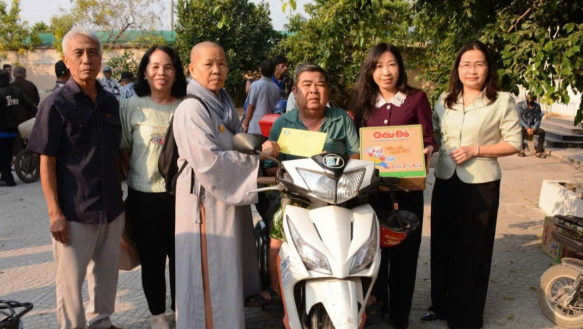 Tặng qu&agrave; tết cho người d&acirc;n x&atilde; Dương Minh Ch&acirc;u v&agrave; Long Chữ