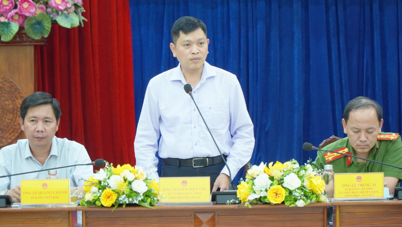 Đo&agrave;n gi&aacute;m s&aacute;t, kiểm tra số 5 Ủy ban Bầu cử tỉnh l&agrave;m việc với 5 x&atilde; 