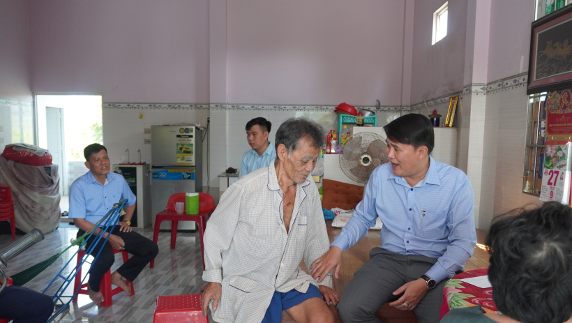 UBND x&atilde; Mỹ An: Thăm, tặng qu&agrave; gia đ&igrave;nh ch&iacute;nh s&aacute;ch, hộ ngh&egrave;o