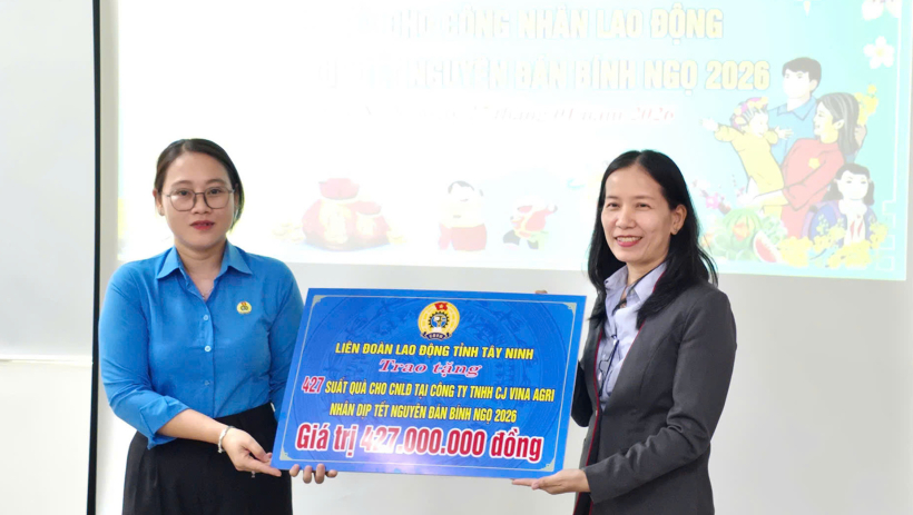 Li&ecirc;n đo&agrave;n Lao động tỉnh trao 427 suất qu&agrave; cho c&ocirc;ng nh&acirc;n, lao động 