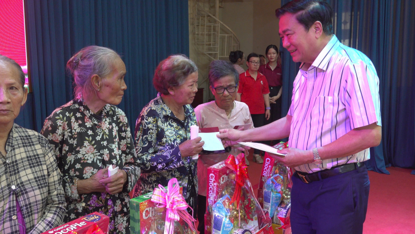 Nguy&ecirc;n B&iacute; thư Tỉnh ủy Long An: Trao tặng hơn 370 phần qu&agrave; tết tại x&atilde; Hậu Nghĩa