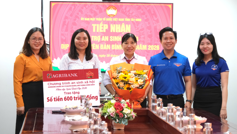 Agribank Chi nh&aacute;nh Long An trao 600 triệu đồng chăm lo an sinh x&atilde; hội dịp tết
