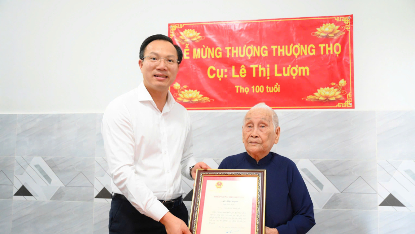 Ph&oacute; Chủ tịch UBND tỉnh Đo&agrave;n Trung Ki&ecirc;n thăm, tặng qu&agrave; tại x&atilde; Long Hựu