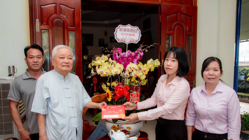 L&atilde;nh đạo x&atilde; T&acirc;n Th&agrave;nh thăm, tặng qu&agrave; tết c&aacute;n bộ l&atilde;o th&agrave;nh c&aacute;ch mạng