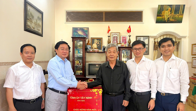 B&iacute; thư Tỉnh ủy T&acirc;y Ninh thăm, ch&uacute;c tết c&aacute;n bộ l&atilde;o th&agrave;nh c&aacute;ch mạng x&atilde; Bến Lức