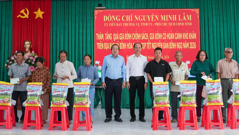 Ph&oacute; Chủ tịch UBND tỉnh Nguyễn Minh L&acirc;m thăm, tặng qu&agrave; tại x&atilde; B&igrave;nh H&ograve;a