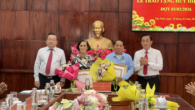 Phường Kiến Tường: Trao Huy hiệu Đảng cho 11 đảng vi&ecirc;n