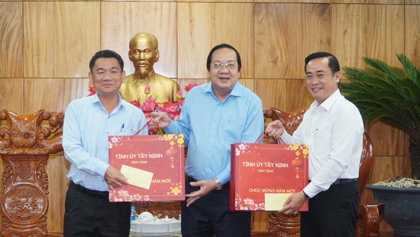 Ph&oacute; Chủ tịch UBND tỉnh Nguyễn Minh L&acirc;m thăm, ch&uacute;c tết phường Kiến Tường