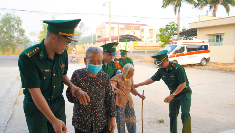 Kh&aacute;m mắt miễn ph&iacute;, tặng qu&agrave; tết cho người d&acirc;n kh&oacute; khăn v&ugrave;ng bi&ecirc;n