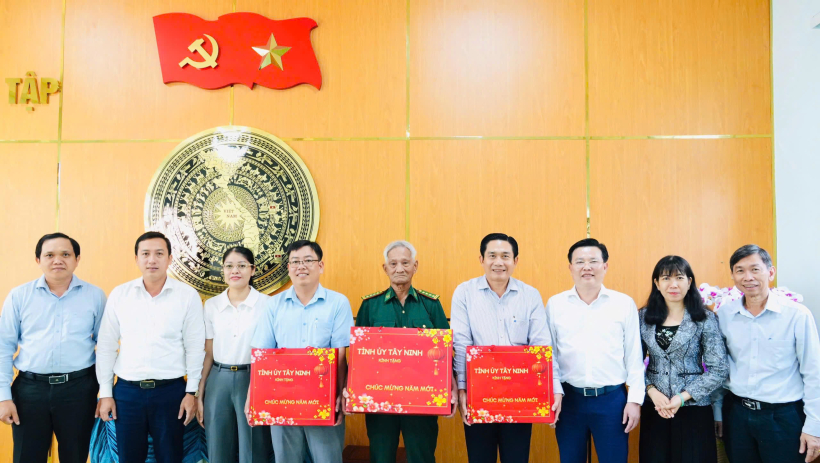 Ph&oacute; B&iacute; thư Tỉnh ủy Nguyễn Thanh Hải thăm, ch&uacute;c tết x&atilde; T&acirc;n Tập