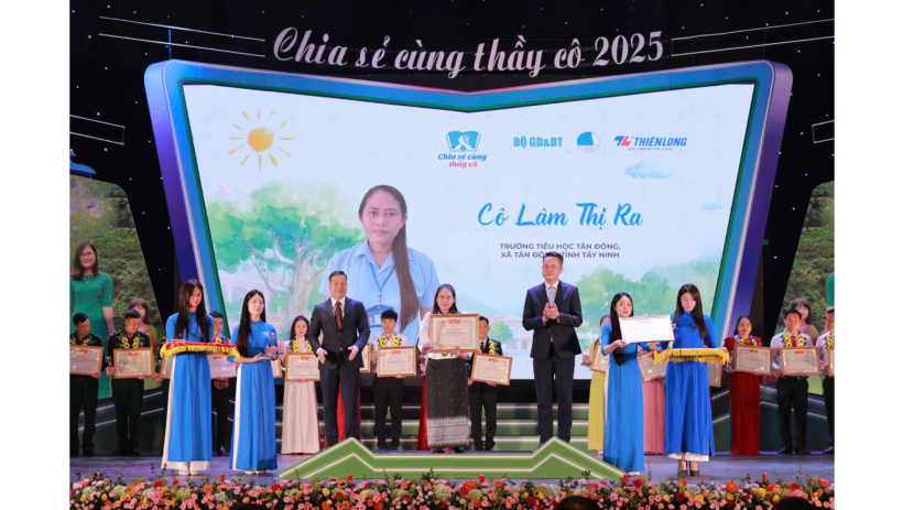 Gieo chữ v&ugrave;ng bi&ecirc;n, h&agrave;nh tr&igrave;nh thầm lặng của c&ocirc; gi&aacute;o L&acirc;m Thị Ra