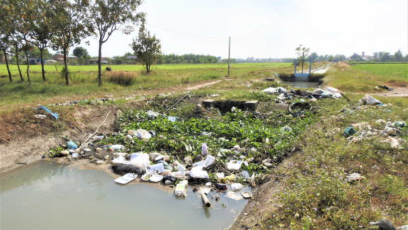 K&ecirc;nh tưới 'nghẹt thở' v&igrave; r&aacute;c