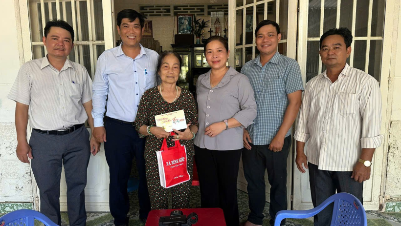 L&atilde;nh đạo x&atilde; B&igrave;nh Hiệp thăm, tặng qu&agrave; cho gia đ&igrave;nh ch&iacute;nh s&aacute;ch