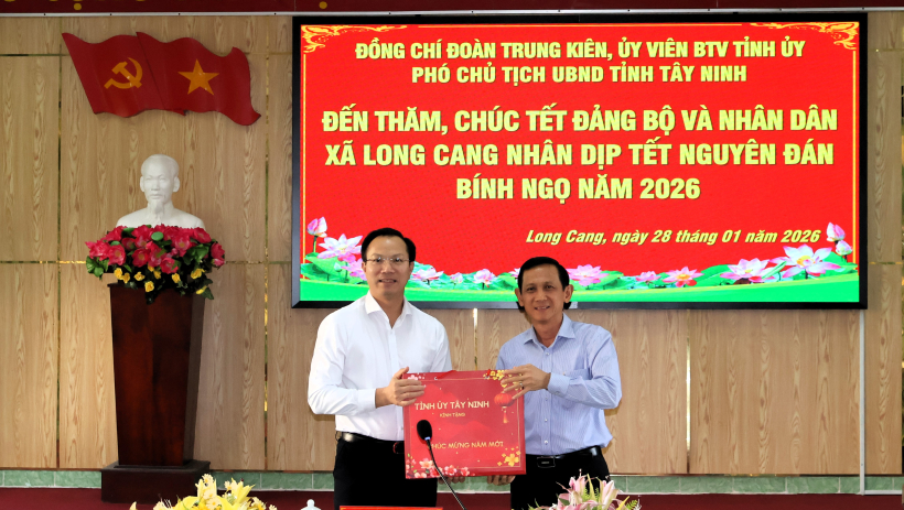 Ph&oacute; Chủ tịch UBND tỉnh Đo&agrave;n Trung Ki&ecirc;n thăm, ch&uacute;c tết Đảng bộ v&agrave; Nh&acirc;n d&acirc;n x&atilde; Long Cang v&agrave; Mỹ Lệ