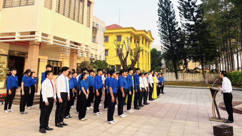 Dưới cờ Tổ quốc kể chuyện B&aacute;c Hồ