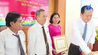 Đảng ủy c&aacute;c cơ quan Đảng tỉnh trao tặng Huy hiệu Đảng đợt 03/02