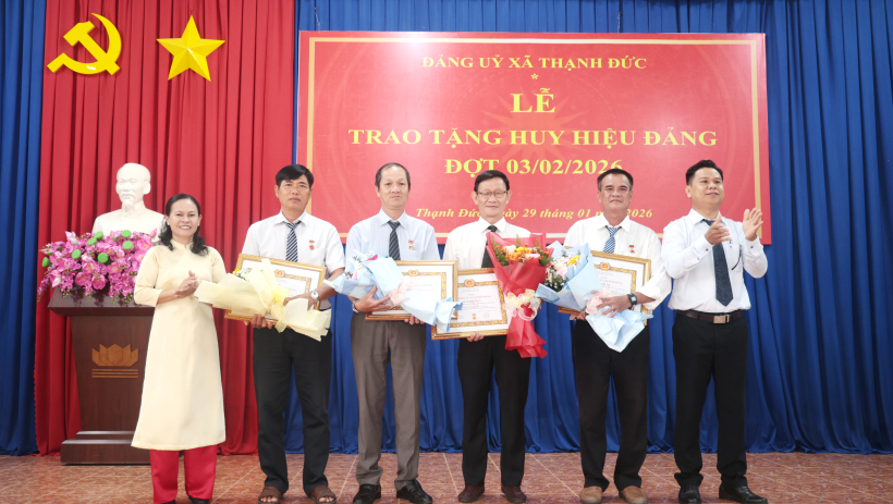 Đảng ủy x&atilde; Thạnh Đức trao Huy hiệu Đảng cho 9 đảng vi&ecirc;n