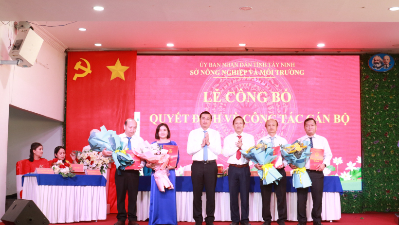 Sở N&ocirc;ng nghiệp v&agrave; M&ocirc;i trường: C&ocirc;ng bố c&aacute;c quyết định về c&ocirc;ng t&aacute;c c&aacute;n bộ