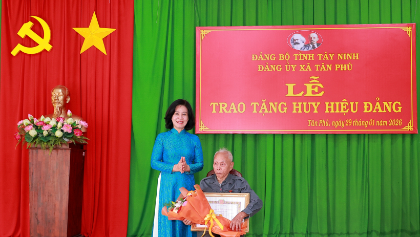 Đảng ủy x&atilde; T&acirc;n Ph&uacute;: Trao tặng Huy hiệu Đảng đợt 3/2