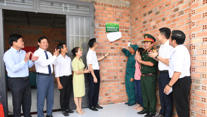 B&agrave;n giao nh&agrave; t&igrave;nh nghĩa, nh&agrave; t&igrave;nh nghĩa qu&acirc;n - d&acirc;n tại x&atilde; Long Thuận