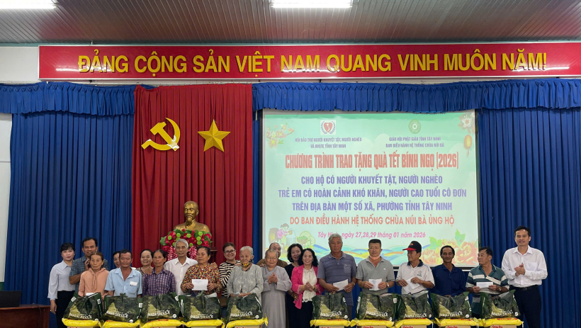 X&atilde; Long Thuận tặng qu&agrave; Tết Nguy&ecirc;n đ&aacute;n B&iacute;nh Ngọ năm 2026