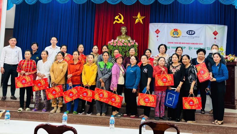 CEP Đức H&ograve;a trao qu&agrave; tết cho người d&acirc;n kh&oacute; khăn tại x&atilde; Hậu Nghĩa