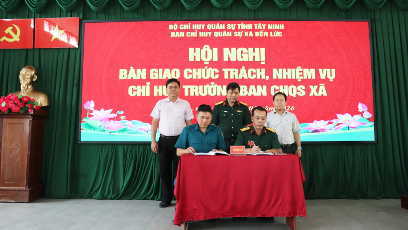 X&atilde; Bến Lức: B&agrave;n giao chức tr&aacute;ch, nhiệm vụ Chỉ huy trưởng Ban Chỉ huy Qu&acirc;n sự x&atilde;