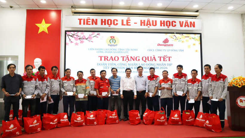 X&atilde; Bến Lức: Tặng 98 phần qu&agrave; Tết cho c&ocirc;ng nh&acirc;n C&ocirc;ng ty Cổ phần Đồng T&acirc;m