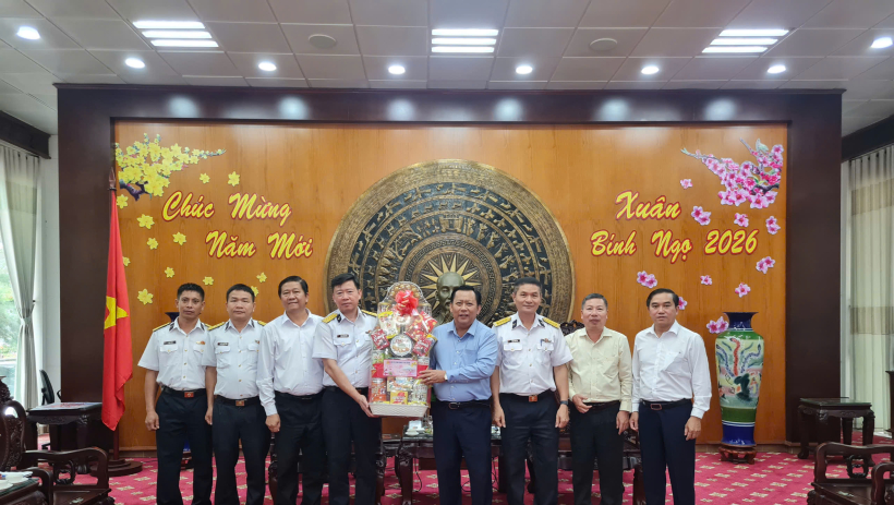 Bộ Tư lệnh V&ugrave;ng 5 Hải qu&acirc;n thăm v&agrave; ch&uacute;c tết tỉnh T&acirc;y Ninh