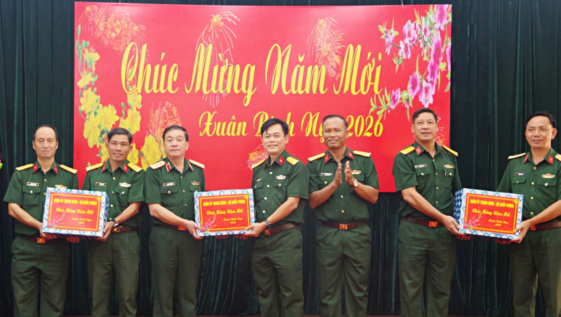 Thượng tướng Trương Thi&ecirc;n T&ocirc; thăm, kiểm tra, ch&uacute;c tết Sư đo&agrave;n 5