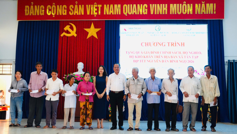 Trưởng ban Quản l&yacute; Khu kinh tế tỉnh T&acirc;y Ninh tặng qu&agrave; tết tại x&atilde; T&acirc;n Tập