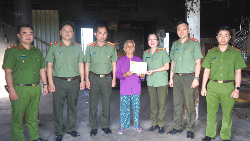 Thăm hỏi, hỗ trợ gia đ&igrave;nh liệt sĩ C&ocirc;ng an Nh&acirc;n d&acirc;n