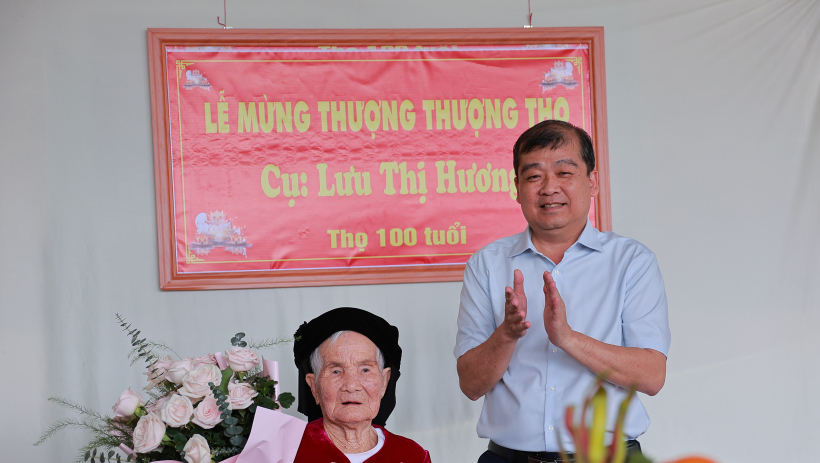 Trưởng ban Tổ chức Tỉnh uỷ V&otilde; Đức Trong tặng qu&agrave; Tết tại x&atilde; Thạnh B&igrave;nh