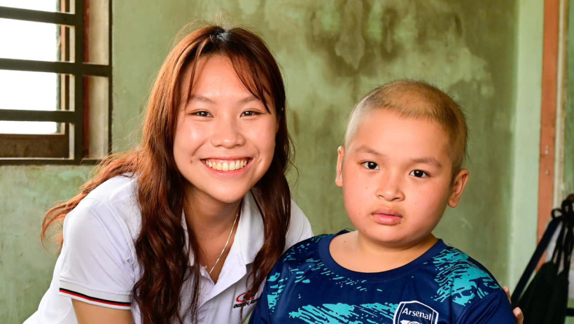 X&atilde; Lương H&ograve;a trao 10 triệu đồng hỗ trợ học sinh mắc bệnh hiểm ngh&egrave;o