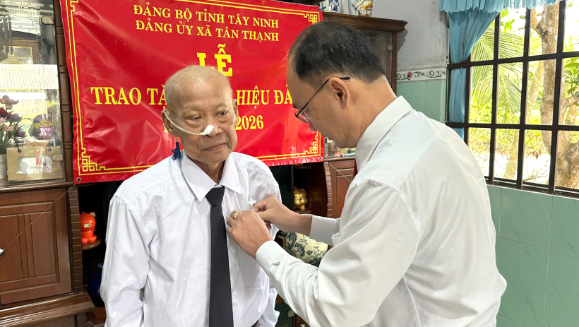 X&atilde; T&acirc;n Thạnh trao Huy hiệu Đảng đợt 03/02