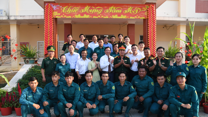 Ph&oacute; Chủ tịch UBND tỉnh Phạm Tấn Ho&agrave; thăm, ch&uacute;c tết lực lượng vũ trang