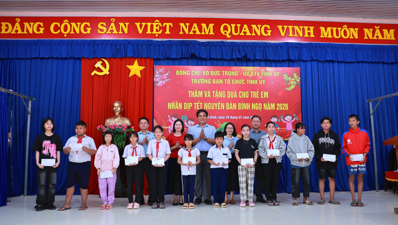 131 phần qu&agrave; tết được trao cho trẻ em c&oacute; ho&agrave;n cảnh kh&oacute; khăn x&atilde; Thạnh B&igrave;nh