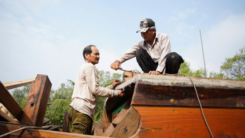 Giữ nghề đ&oacute;ng ghe, xuồng truyền thống