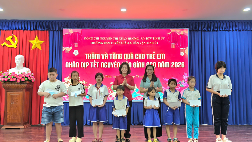 Trưởng ban Tuy&ecirc;n gi&aacute;o v&agrave; D&acirc;n vận Tỉnh ủy tặng qu&agrave; Tết tại x&atilde; T&acirc;n Ch&acirc;u