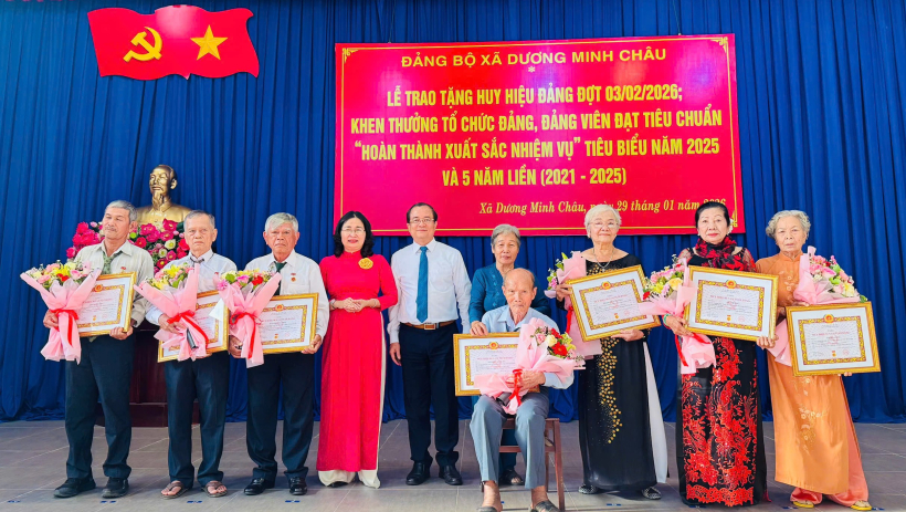 Đảng bộ x&atilde; Dương Minh Ch&acirc;u trao Huy hiệu Đảng v&agrave; khen thưởng tổ chức đảng, đảng vi&ecirc;n xuất sắc