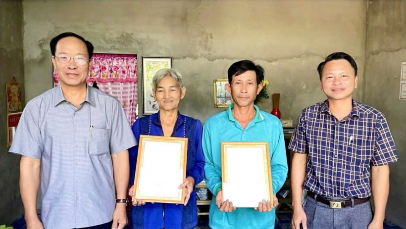 X&atilde; Hưng Điền: Trao 2 căn nh&agrave; Đại đo&agrave;n kết cho hộ cận ngh&egrave;o