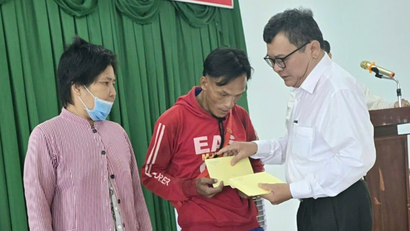 Trưởng ban Nội ch&iacute;nh Tỉnh ủy tặng qu&agrave; tết tại x&atilde; Tuy&ecirc;n Thạnh