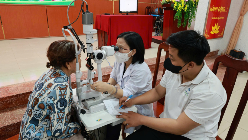 Kh&aacute;m mắt v&agrave; tặng qu&agrave; cho cựu chiến binh, gia đ&igrave;nh ch&iacute;nh s&aacute;ch