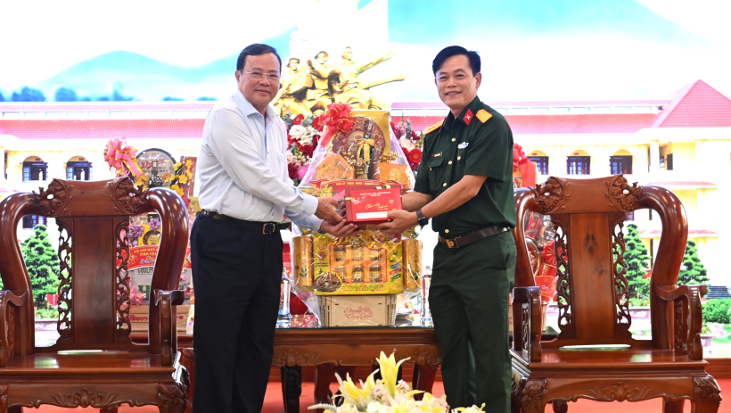 Chủ tịch UBND tỉnh L&ecirc; Văn Hẳn ch&uacute;c tết lực lượng vũ trang x&atilde; Bến Cầu v&agrave; Sư đo&agrave;n Bộ binh 5