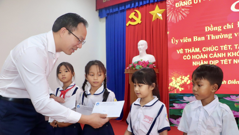 Ph&oacute; Chủ tịch UBND tỉnh Đo&agrave;n Trung Ki&ecirc;n trao qu&agrave; cho học sinh x&atilde; bi&ecirc;n giới