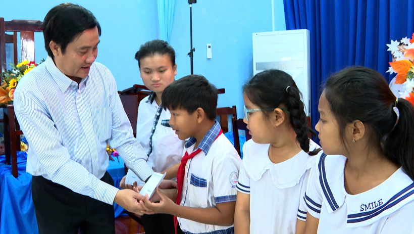 Ph&oacute; Chủ tịch HĐND tỉnh Nguyễn Hồng Sơn thăm, tặng qu&agrave; cho trẻ em tại x&atilde; Vĩnh Ch&acirc;u 