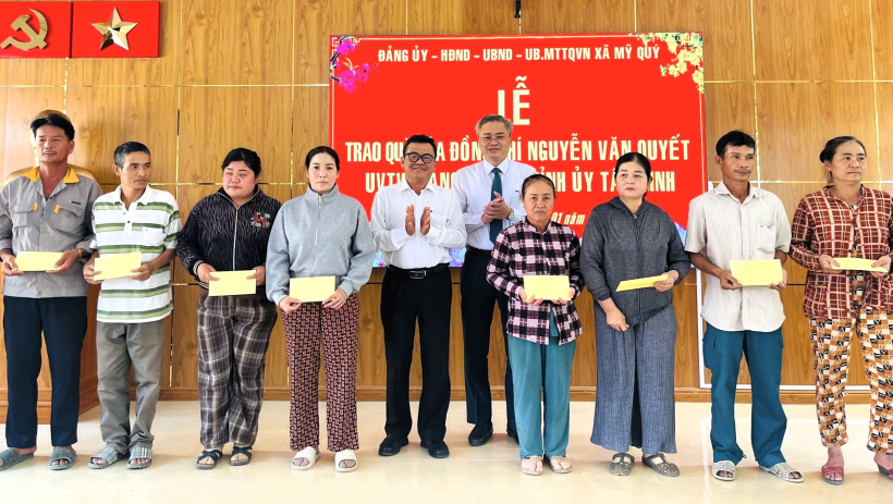 X&atilde; Mỹ Qu&yacute; trao qu&agrave; của B&iacute; thư Tỉnh ủy cho c&aacute;c gia đ&igrave;nh ch&iacute;nh s&aacute;ch